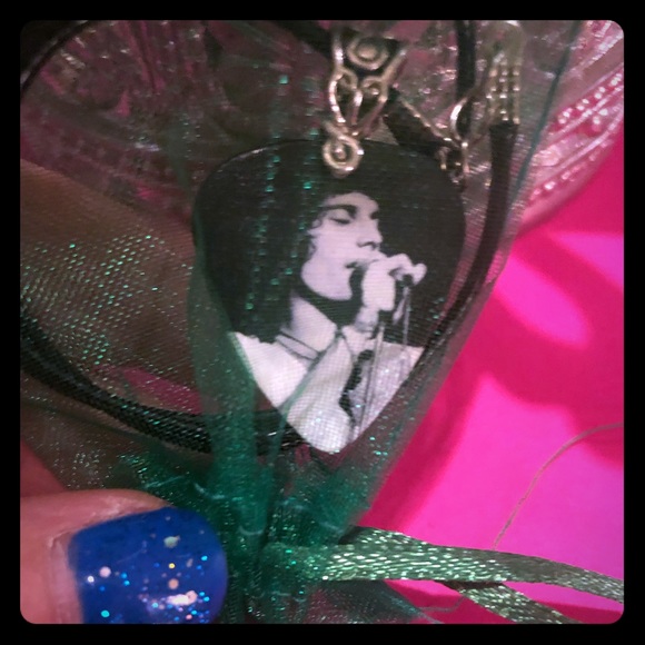 SOLD. FREDDIE MERCURY NECKLACE 2 QUEEN STICKERS - Picture 9 of 16